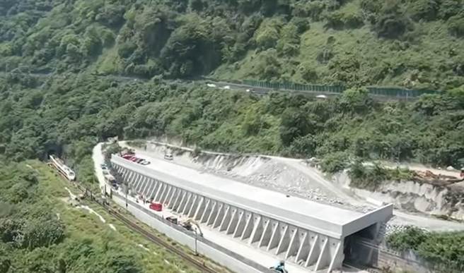 图为事故现场空拍画面。（翻拍空拍影片）