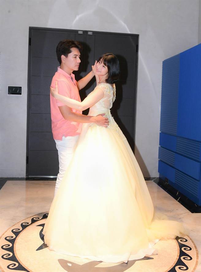 赖雅妍身穿黄色长礼服， COSPLAY《美女与野兽》的贝拉公主，拉王传一跳华尔滋。（三立提供）