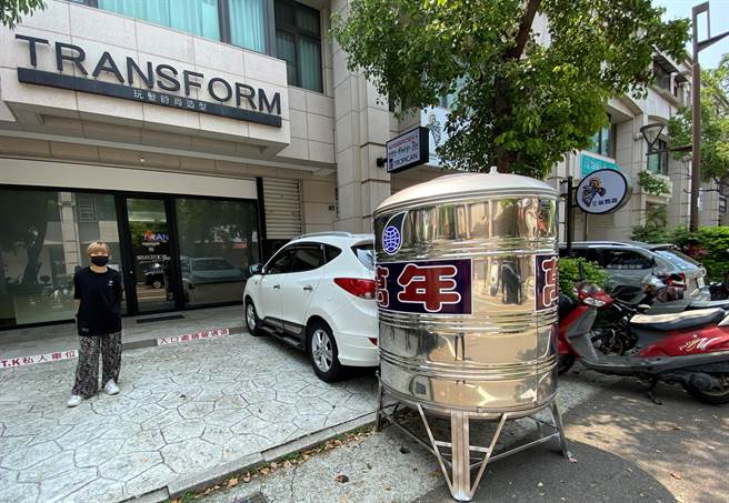 美容美髮业用水需求大，头份尚顺商圈有美髮店2日紧急加装2吨水塔，盼顺利度过限水期。（巫静婷摄）