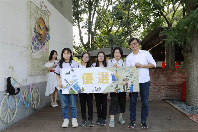 台中市勞工局於光復新村青創基地舉辦地景彩繪決賽，明台高中的「四角鐵的希望」團隊以文化、建築、貓頭鷹等意象的創作作品，獲得優選佳績。（馮惠宜攝）