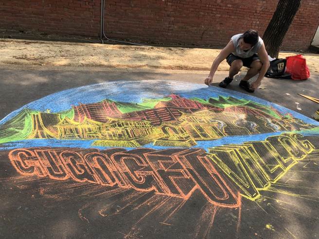 台中市勞工局在光復新村青創基地舉辦地景彩繪活動，特別邀請明台高中室內設計學生示範1幅大型地景彩繪。（馮惠宜攝）