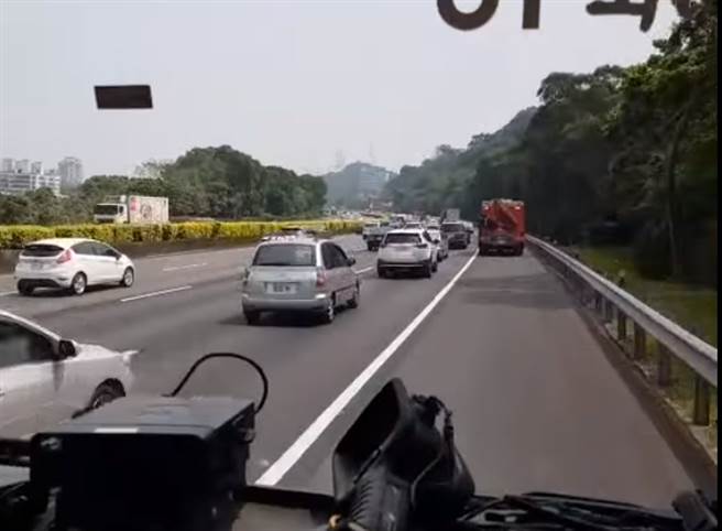 消防车国道上急驶 救难人员录下奔驰一幕：盼驾驶让路(图/截自影片)