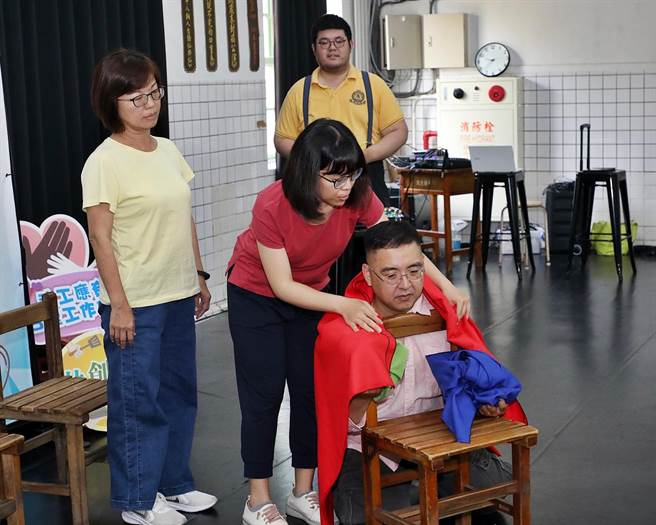 嘉义市社会工作人员职业工会成员以戏剧方式提出「社工不是志工」「社工不只是劳工」「社工应有合理工作条件」三倡议。（张亦惠摄）