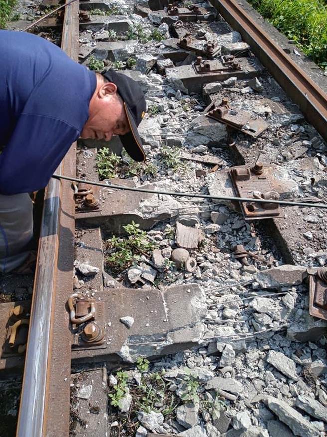 太鲁阁408次列车撞上误闯的工程车出轨，铁轨受到强烈衝击化为碎片。（民眾林铭峰提供）