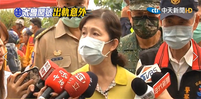 花莲地检署检察长俞秀端表示，现场至少50死，因为还有半具遗体卡落车体与轨道间，以及2袋尸块待厘清身分。（中天新闻提供）