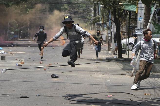 面對軍方血腥鎮壓異議人士，緬甸民眾宣示不會停止推翻執政將領。(圖/美聯社)