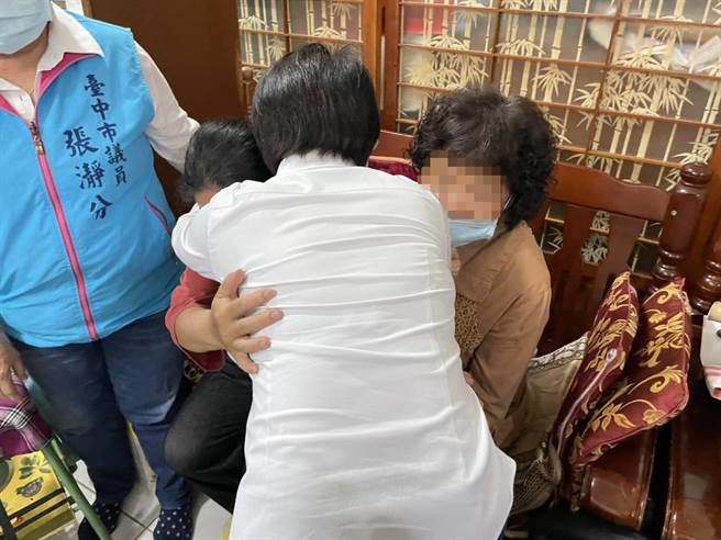 台中市長盧秀燕安慰抱住台鐵太魯閣號408車次殉職司機的媽媽，市府會幫助家人度過難關。（台中市府提供／盧金足台中傳真）