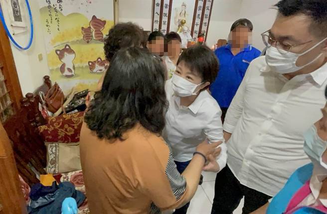 台中市長盧秀燕與民政局長吳世瑋、社會局長彭懷真、立委江啟臣、至袁姓司機員豐原家中關心。（台中市府提供／盧金足台中傳真）