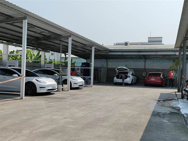 电动车特斯拉最新落成的南投草屯超级充电站上月正式启用，设置在草溪路上的「乔纬自助洗车场」，距离国道３号中兴系统交流道仅有短短３公里。（吴建辉摄）
