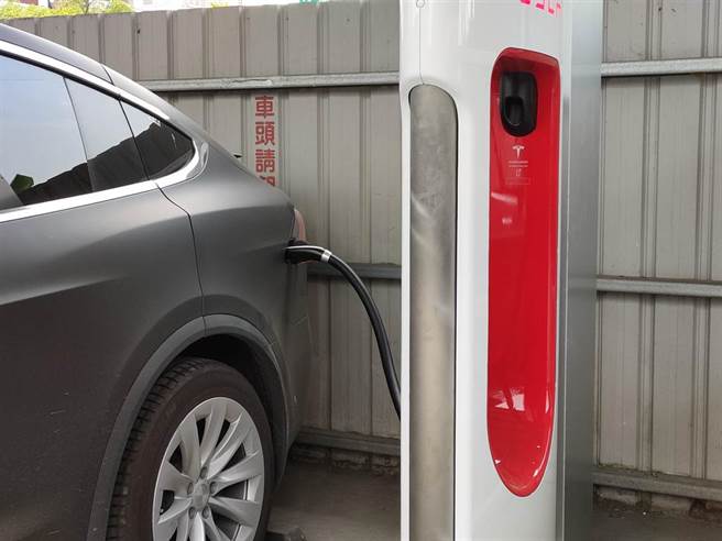 乔纬自助洗车场业者简老板表示，目前开放2只V2充电桩，3只V3则日后会上线。（吴建辉摄）
