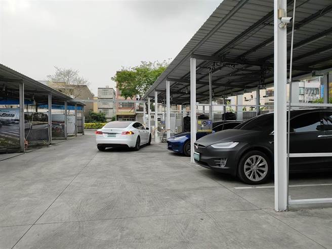 　与特斯拉合作的乔纬自助洗车超充站业者简老板表示，从国道３号下来乔炜是最近的超充站，特斯拉车主若是要往山里去，动辄3、50甚至百公里的路程，车主没充饱电根本不敢贸然上路。（吴建辉摄）
