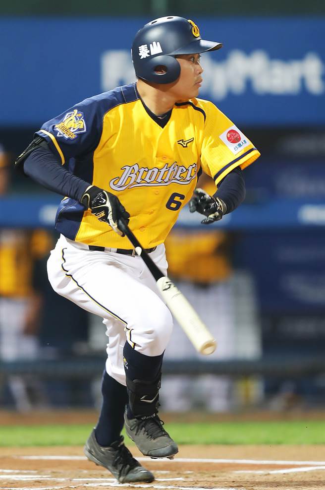 中信兄弟潘志芳以2分炮完成生涯百安。（季志翔摄）