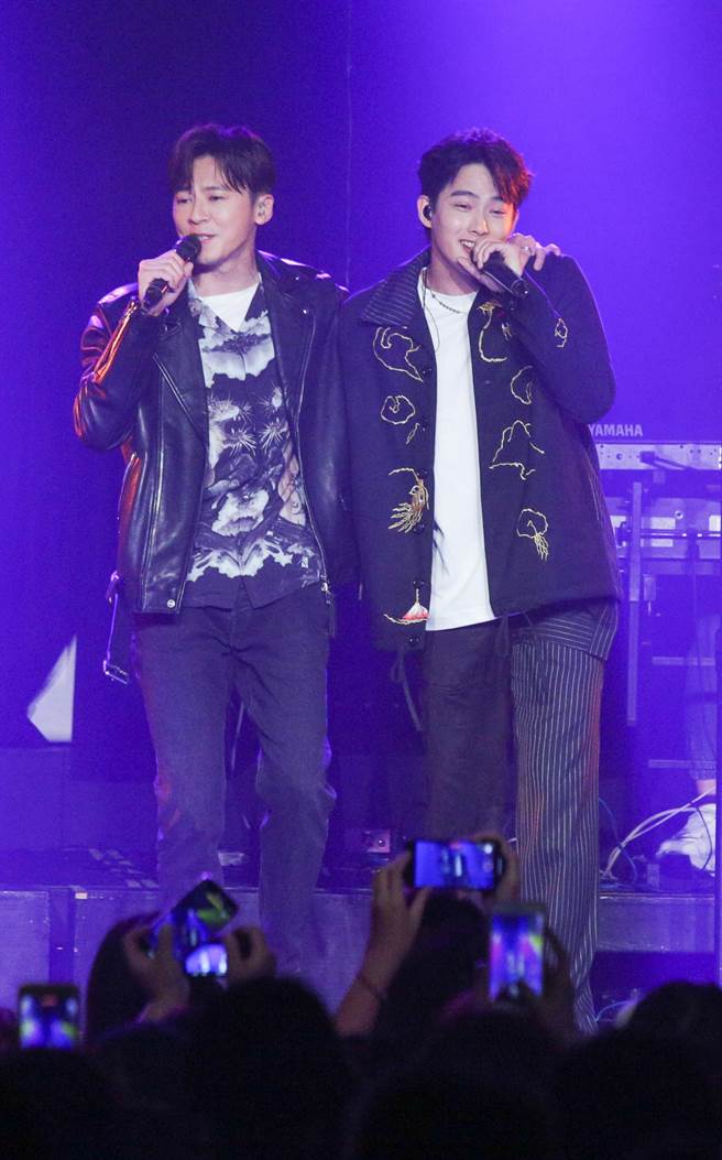 張庭瑚（右）與嘉賓李國毅同台合唱。（吳松翰攝）