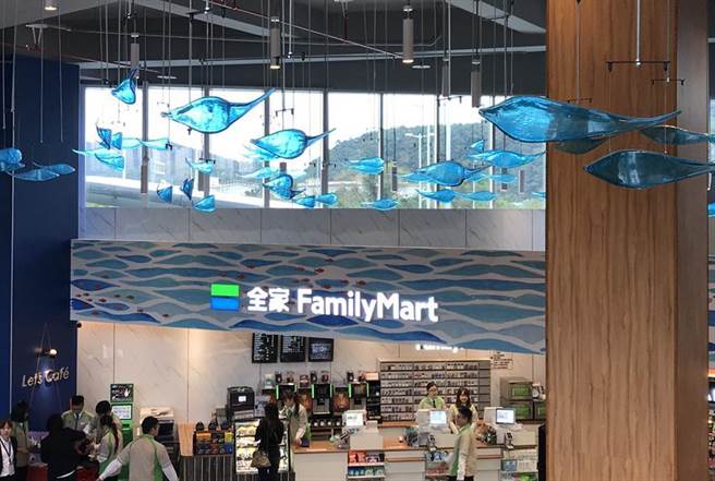 苏澳服务区超商业者挺台铁救灾 医疗、警消免费用餐。（图／刘馥瑜）