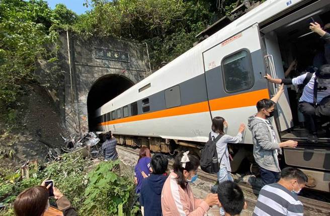 太魯閣號出軌，多節車廂卡在隧道內，在隧道外的乘客自行逃生。（民眾提供）