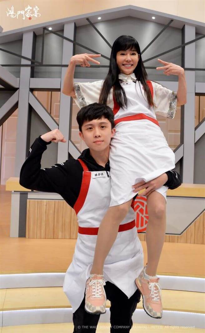 孫安佐（左）近日在節目中扛起媽媽狄鶯。（衛視中文台提供）