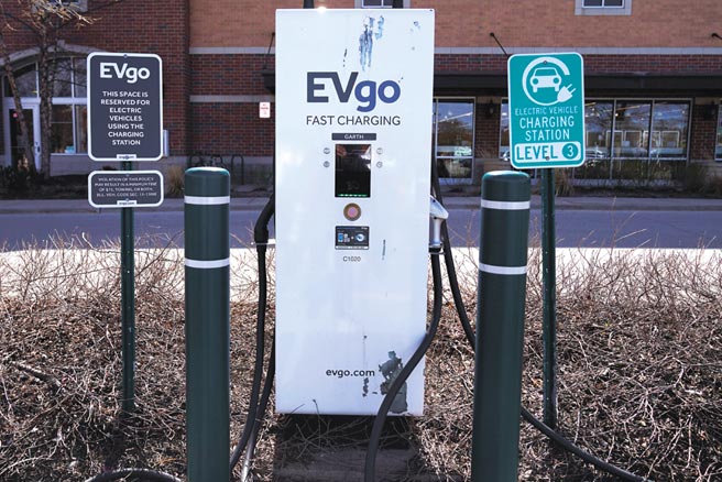 美國充電站營運商創業至今尚未達到全年獲利，因此高度期盼拜登加速電動車普及。圖／美聯社