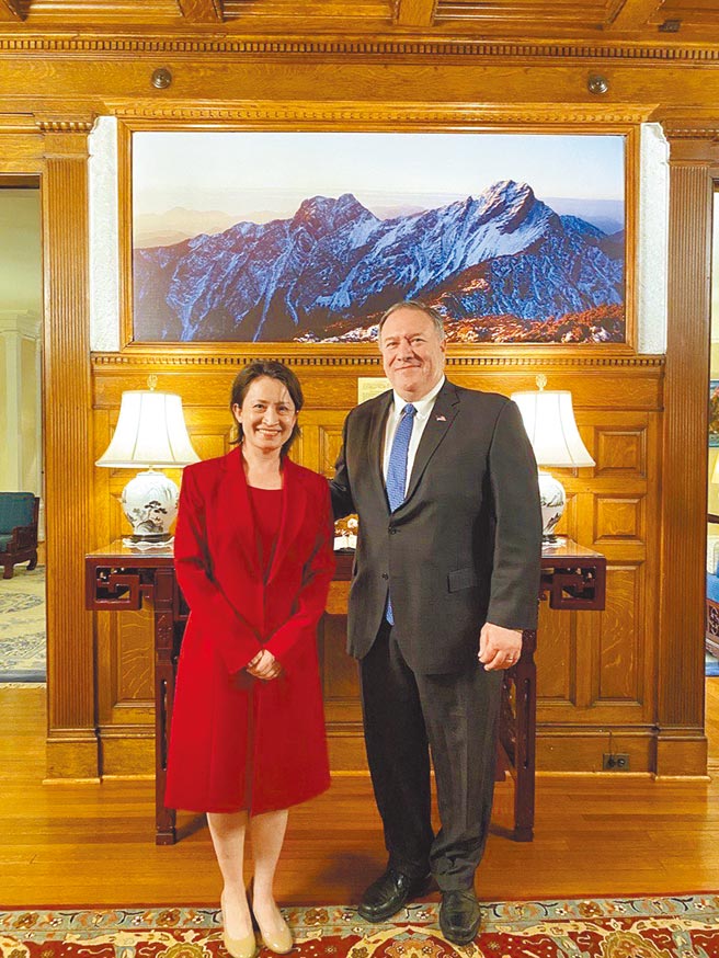 美国前国务卿蓬佩奥1日前往双橡园拜会我驻美代表萧美琴。（摘自蓬佩奥推特）