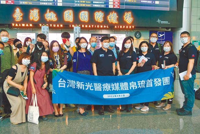 台帛旅游泡泡首发团靠着媒体、医疗团、企业员工旅游等撑场面，预估占7成以上，勉强凑到100人，实际花钱参团的旅客只有20人左右。图为「台湾新光医疗媒体帛琉首发团」共28位。（黄采薇摄）