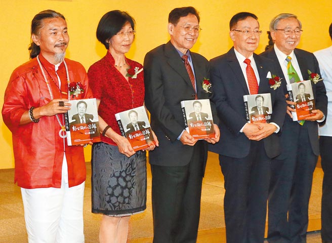 南投县前县长彭百显（中）1日举行「彭百显的回归－921启示录」新书发表会，发表会中彭百显与台大荣誉教授李鸿禧（右）等来宾拿书合影。（陈君玮摄）