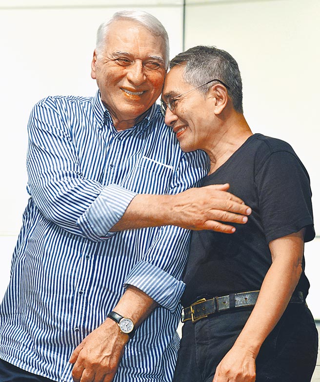 图为乔治亚鲁斯塔维男声合唱团创办人艾可麦舒维利（左）与云门舞集创办人林怀民（右）。（本报资料照片）