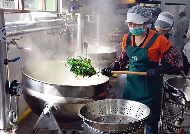为解决偏乡国中小营养午餐的问题，行政院昨日通过教育部所提「偏乡学校新建中央厨房计画」，将在偏乡地区新建137座中央厨房。图为屏东首座校园中央厨房。（本报资料照片）