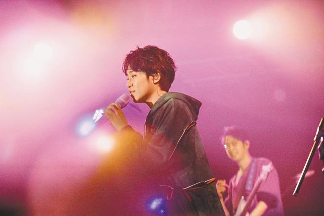 「蘇打綠」主唱吳青峰與昔日恩師林暐哲因合約鬧上法院，智慧財產法院二審仍駁回林暐哲上訴，青峰勝訴不必賠款。（環球音樂提供）