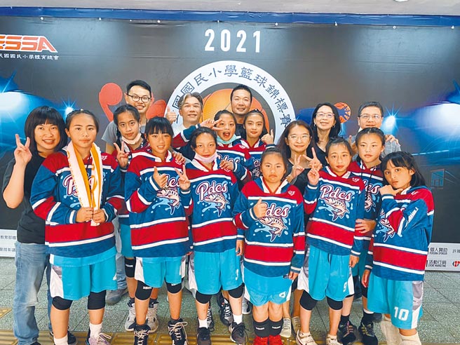 全校僅39人的台中市和平區平等國小以偏鄉小校之姿，勇奪女籃全國賽冠軍。（平等國小提供／王文吉台中傳真）