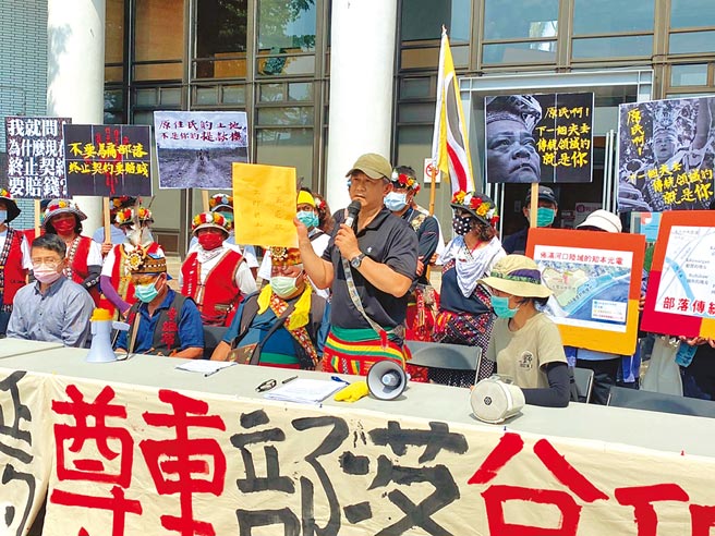 百名台东卑南族卡大地布部落族人1日赴台东县府前举布条抗议，眾人高喊口号「停止展延、立即解约」，要求县府在4月24日，终止知本光电案与厂商的租赁契约。（蔡旻妤摄）