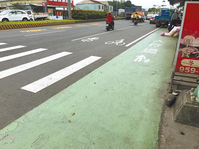 宜蘭縣議員楊弘旻指冬山鄉公所畫設的人行道規畫不當，衍生出停車問題並引發諸多民怨。（楊弘旻服務處提供／胡健森宜蘭傳真）