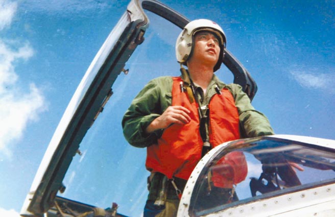 根据退休情治官员透露，2001年中美军机擦撞，台湾将情报单位截听到的共机飞行员通话，提供予美方，让美方在谈判时占到上风。图为大陆殉职飞行员王伟。（新华社）