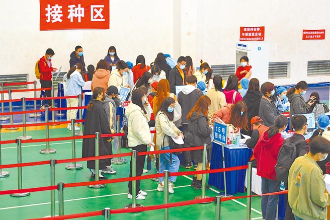 大陆国家卫健委统计，截至3月30日，各地累计报告接种新冠病毒疫苗1.14亿剂次。但中国防疫权威锺南山再度呼吁民眾尽快接种新冠疫苗，「别等外国免疫了，中国反而危险了」。图为湖南省湘潭市湖南科技大学的「方舱接种点」，师生排队接种新冠疫苗。（新华社）