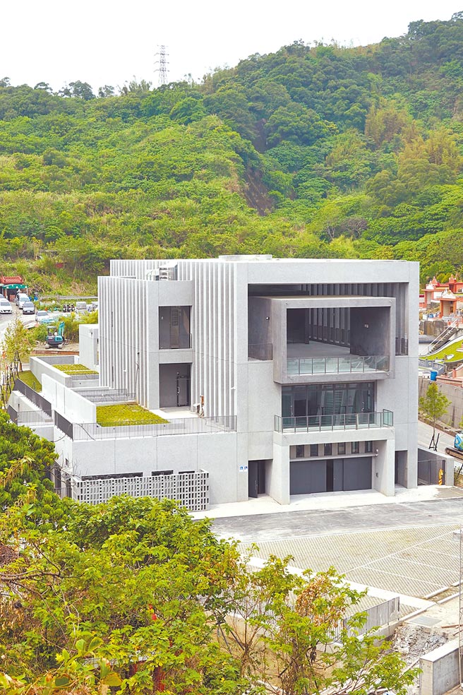 新北市府在树林第六公墓兴建「树林生命纪念馆」，第2期工程预计今年6月完工，市长侯友宜1日前往视察。（许哲瑗摄）