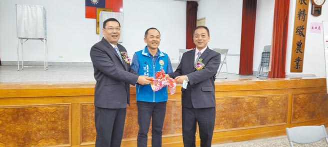 新竹县农会1日完成改选，由陈耀雄（右）当选理事长，也宣告此次农会选举落幕。（新竹县政府提供／庄旻静新竹传真）