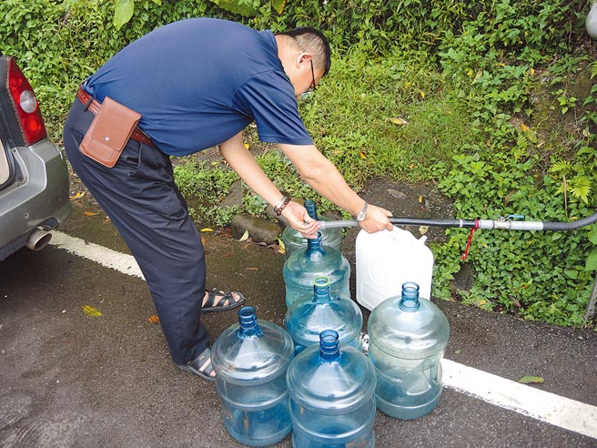 桃园龙潭与新竹关西交界处有民眾免费提供水源，多年来培养出许多「忠实顾客」。（邱立雅摄）