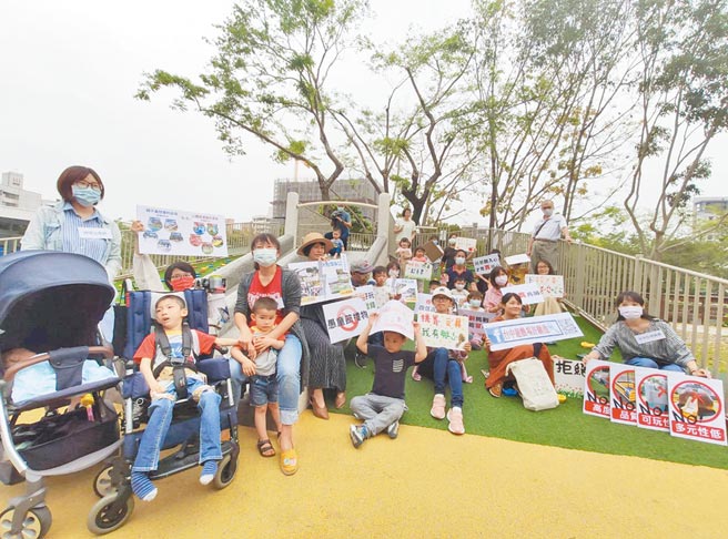 儿童节前夕，一群号称「台中在地妈妈」的家长们，1日聚集北屯区敦化公园批评，公园改造后的儿童游具彷佛「复制贴上」，建设局表示已逐步改善。（张妍溱摄）