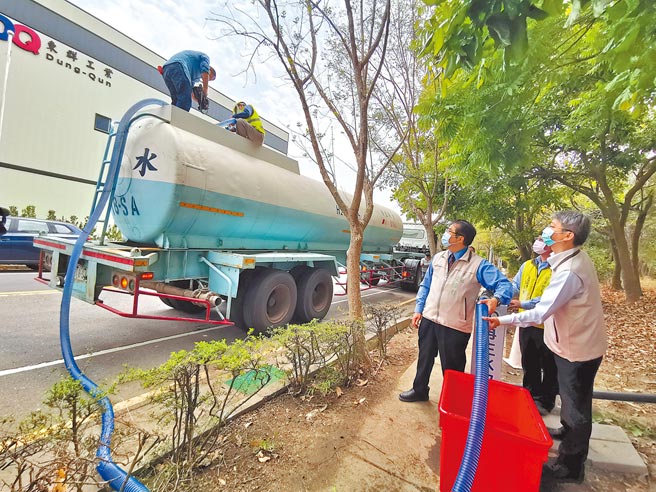 台南树谷园区移动式RO净水设备启动，每日可供给500吨再生水，1日已有厂商前往取水。（刘秀芬摄）