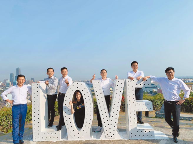 新竹市长林智坚（左一）1日在高雄市长陈其迈（右一）等人陪同下，参访高雄寿山LOVE观景台等景点。（柯宗纬摄）