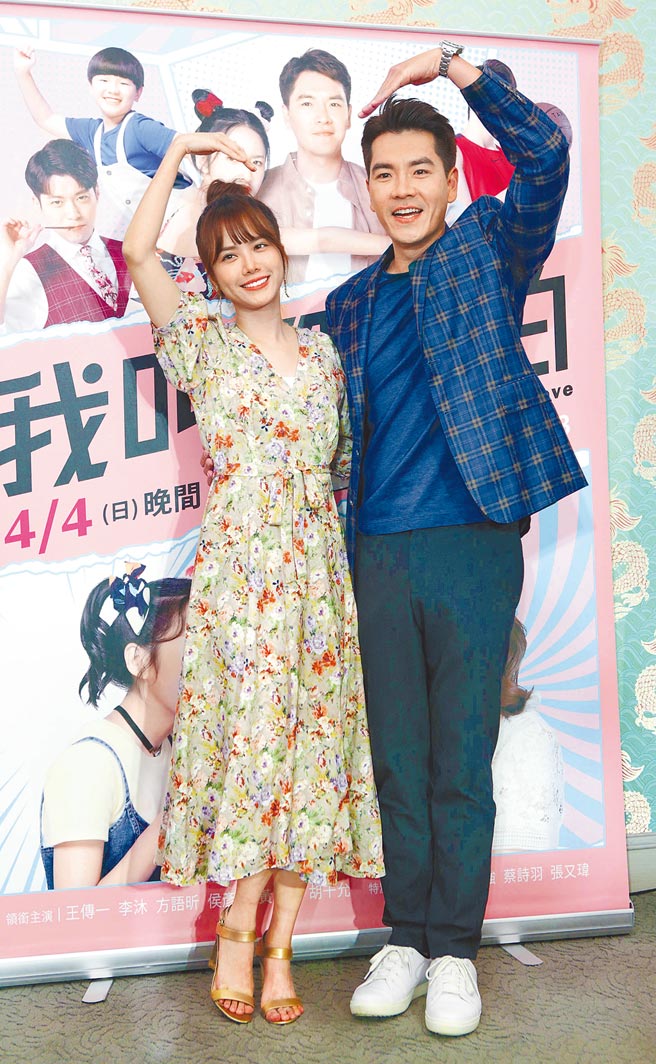 王传一（右）与方语昕昨聊拍片趣事。（吴松翰摄）