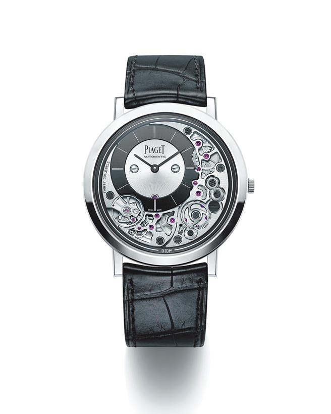伯爵Altiplano Ultimate 910P 18K白金超薄自动上炼腕表，93万5000元。（PIAGET提供）