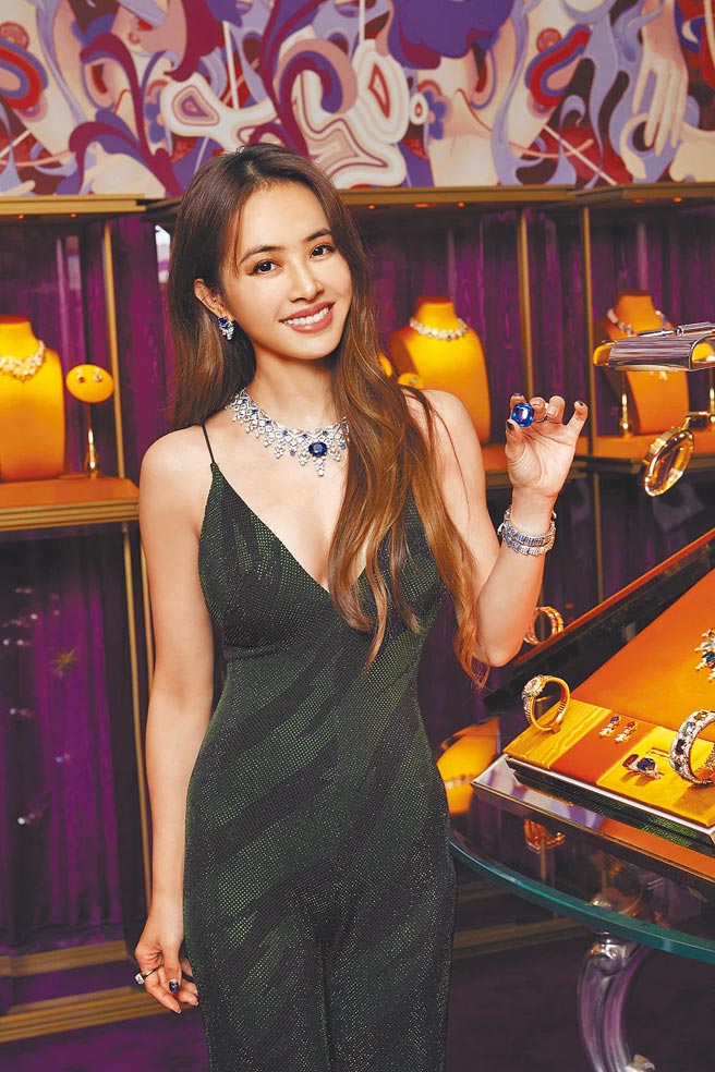 宝格丽代言人蔡依林以巨星架势完美诠释珠宝奢华之美，手持一颗92克拉蓝宝石，笑得灿烂。（BVLGARI提供）
