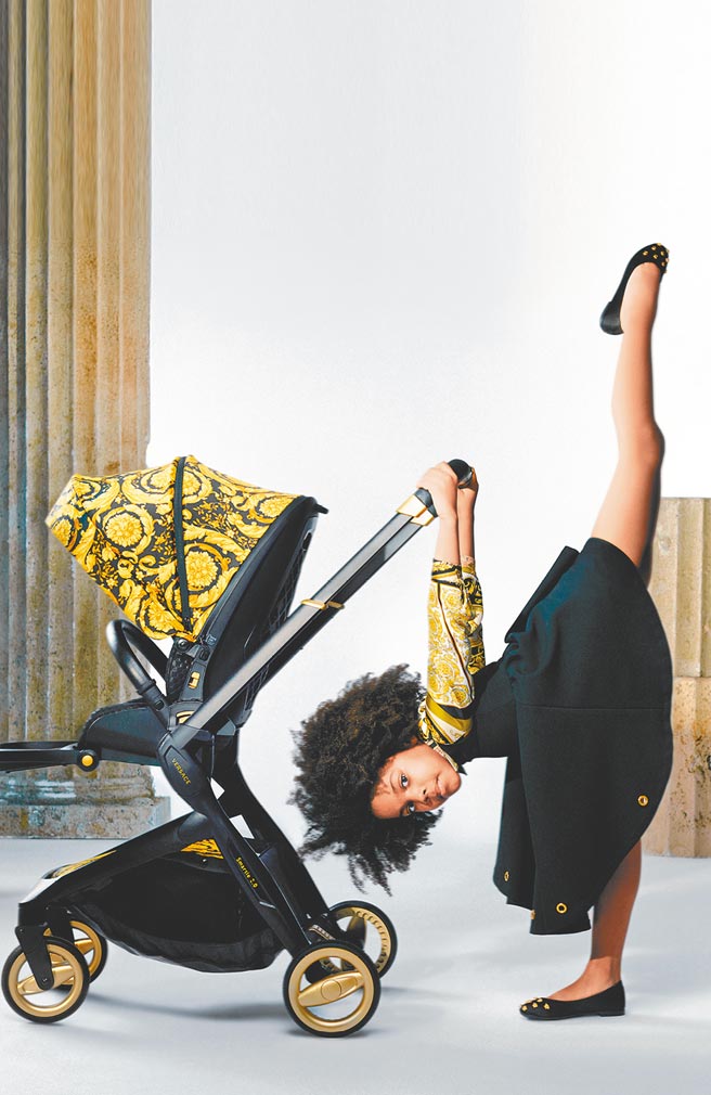 VERSACE黑色洋装与VERSACE BAROCCO MOSAIC KIDS印花衬衫，价格店洽。（VERSACE提供）