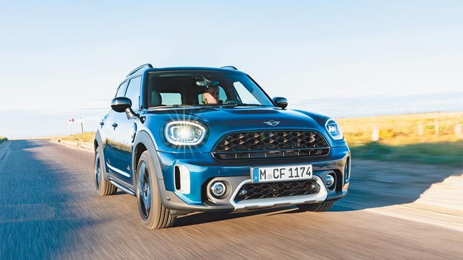 MINI Countryman Boardwalk Edition湛蓝且饱含层次变化的Deep Laguna专属车色，售价205万元。（汎德提供）