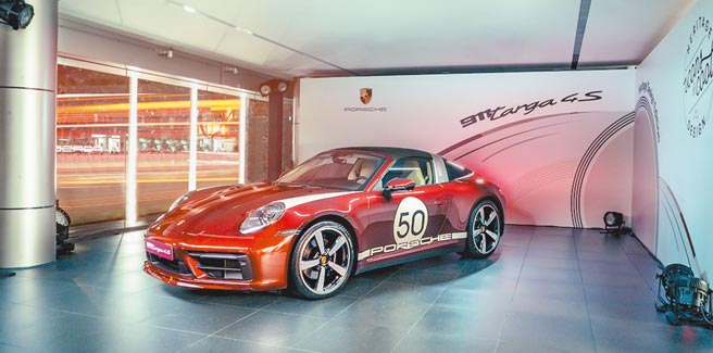 PORSCHE 911 Targa 4S Heritage Design Edition全球限量992台，台湾仅14 台，售价1003万元。（台湾保时捷提供）