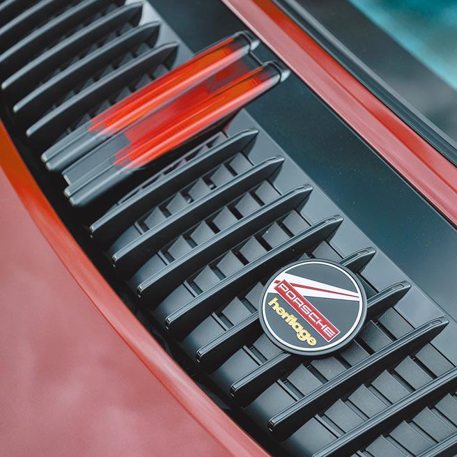 后引擎盖格栅饰以PORSCHE Heritage徽饰。（台湾保时捷提供）