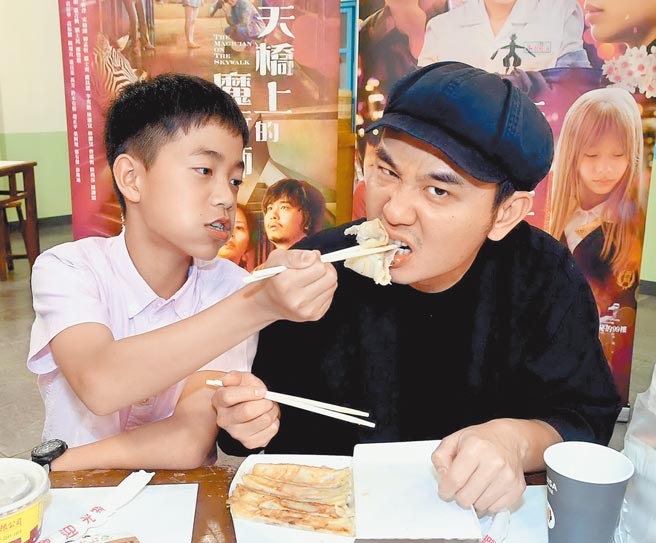 李奕樵（左）喂食杨大正，展现戏外好交情。（华视提供）