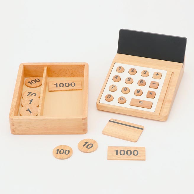 木製扮家家酒玩具收銀機，2190元，即日起至14日凡持聯名卡或出示手機APP、無印良品LINE好友官方帳號，即享全品項結帳再9折優惠。（無印良品提供）