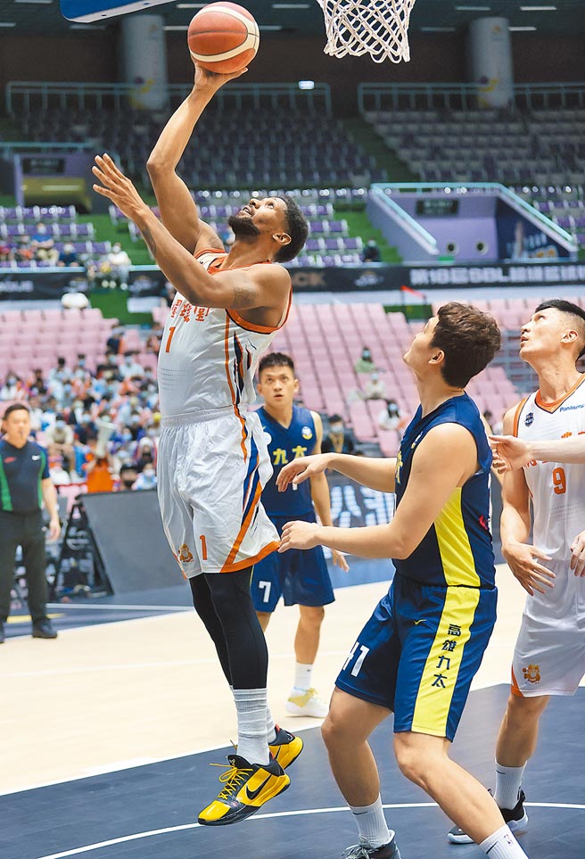 抓住对方防守空檔，璞园洋将乔丹轻松切入上篮得分。（中华篮协提供）
