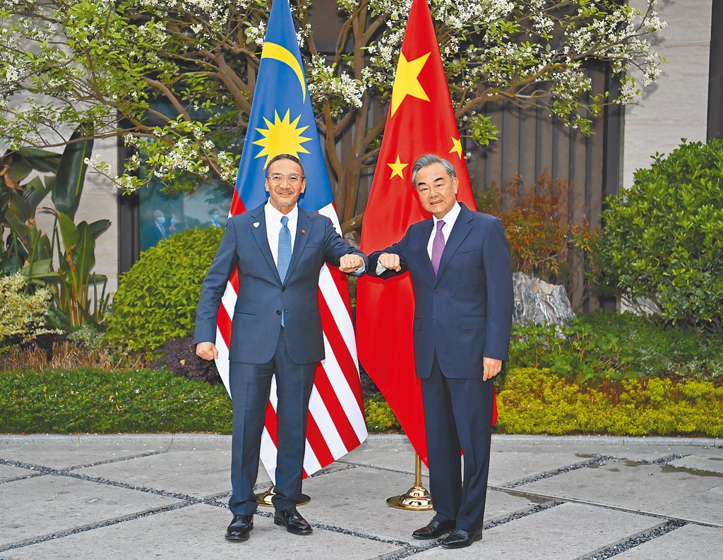 中國外長王毅（右）與馬來西亞外長希沙慕丁1日在福建南平舉行會談。（新華社）