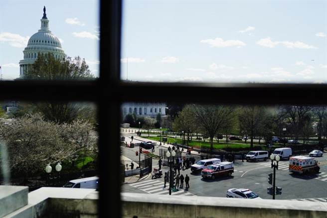 美國國會警察局表示，1輛汽車今天中午左右闖入國會山莊管制區，衝撞路障，1名執勤員警與嫌犯傷重死亡。（路透社）